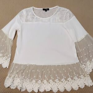 Pretty Like a Snowflake! Suzanne Betro Ivory Lace Trim Blouse Size M